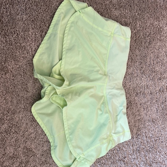 Lululemon shorts - Excellent condition size 6 - Picture 1 of 2